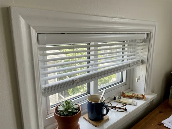 Low-profile mini blind headrail inside a 1-inch window recess
