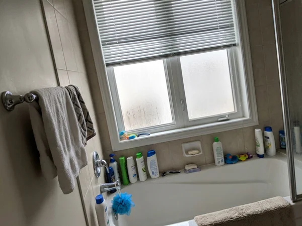 White 1-inch aluminum blind in a Centrepointe bathroom window